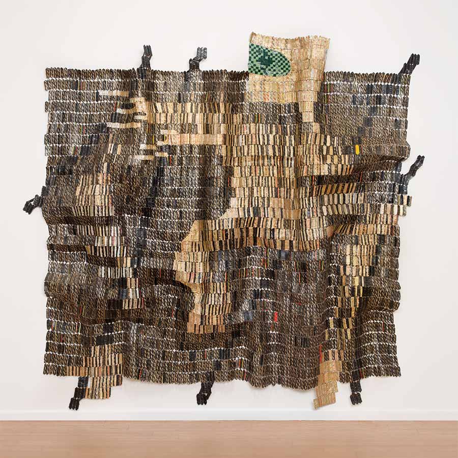 El AnatsuiWarrior (detail), 2015.Aluminium and copper wire,315 x 350 cm
